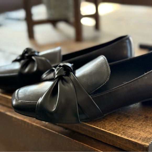 NYC Sleek Black Leather Loafers - Picture 2 of 3